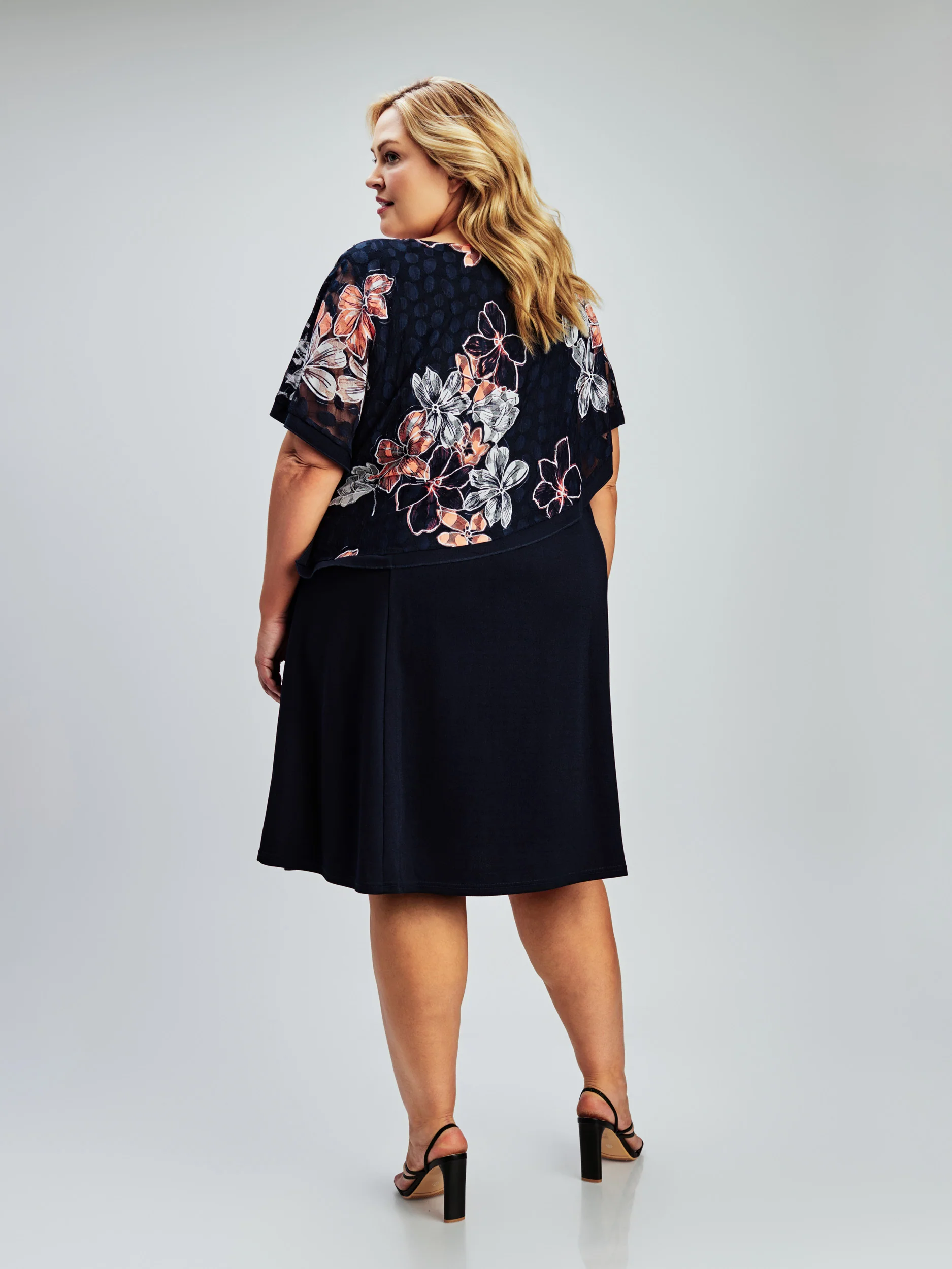 Robe midi évasée en tricot – Image 4