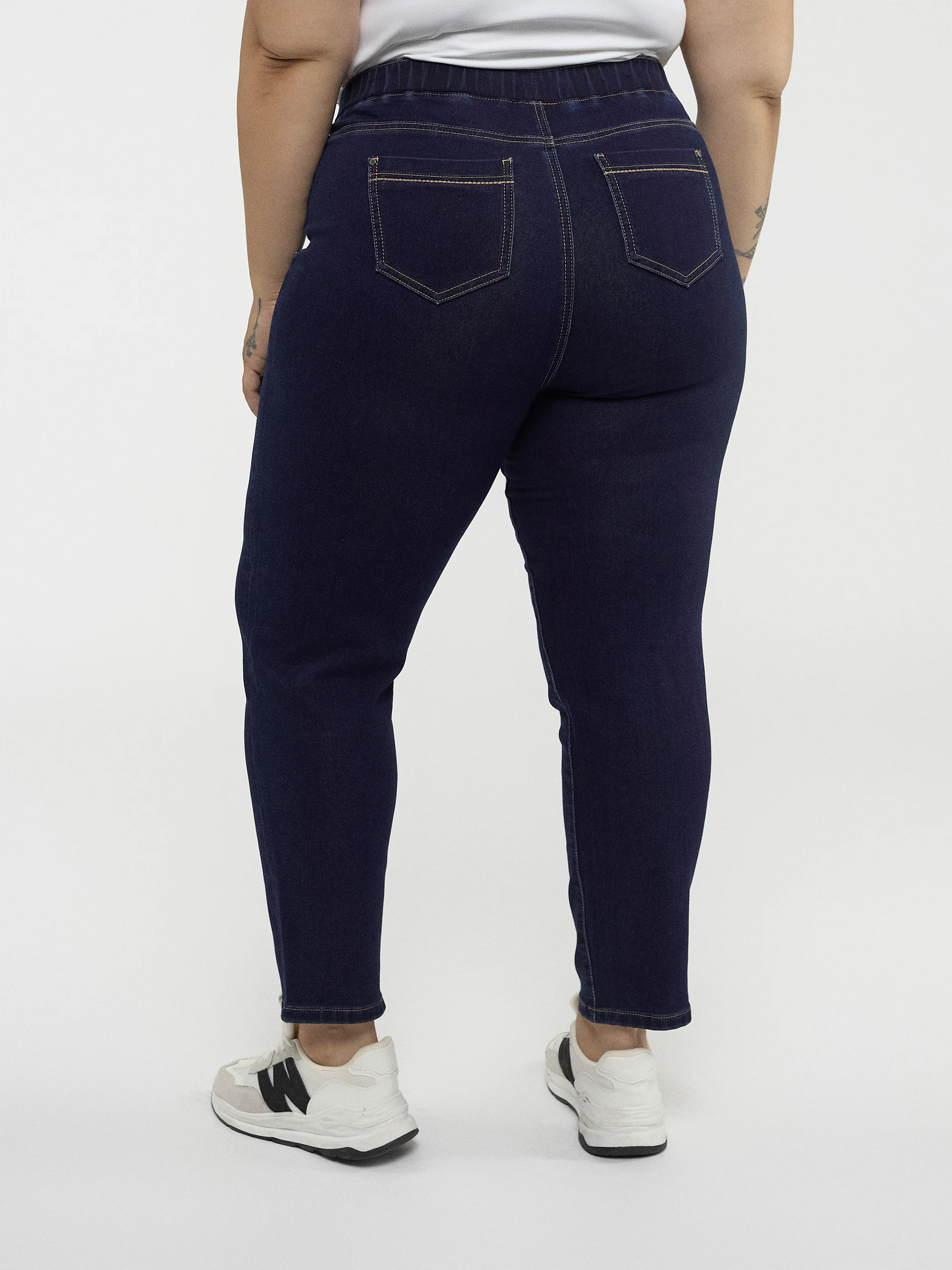 Jean étroit semi-ajusté à enfiler – Image 8