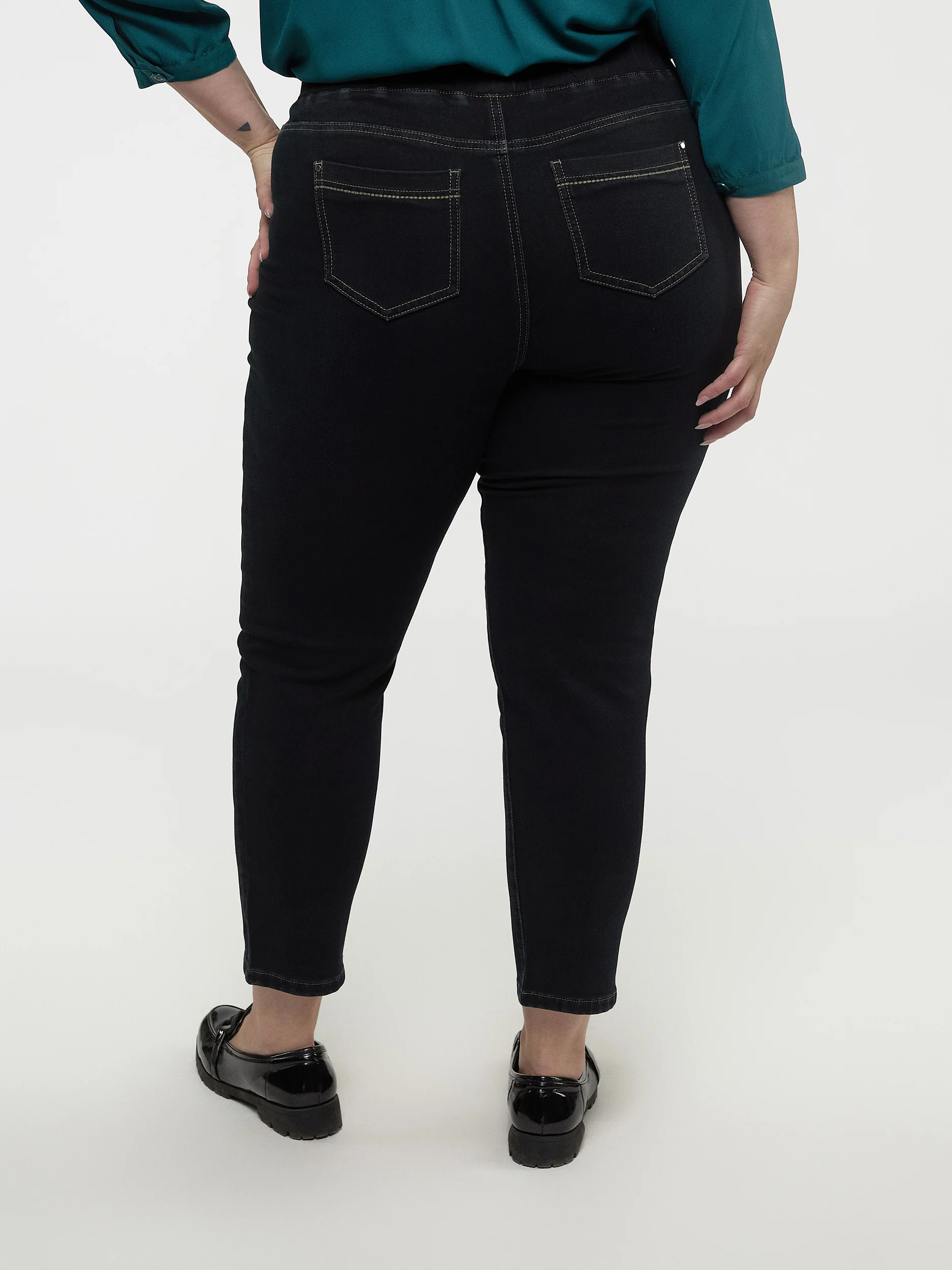 Jean étroit semi-ajusté à enfiler – Image 4