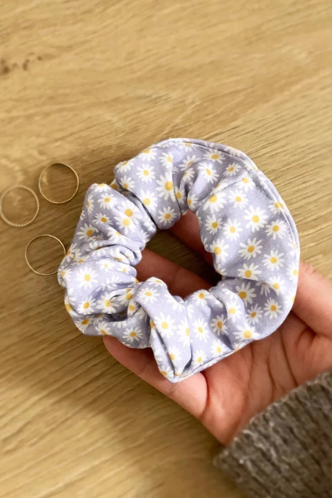 FREON COLLECTIVE Chouchou Marguerites Lilas – Image 2